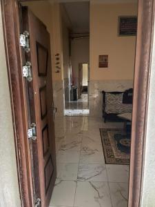 uma porta aberta para um quarto com piso em azulejo em Two bedroom with garden em Constantina