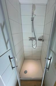 een badkamer met een douche met open deur bij Gulfhof Greetsiel in Greetsiel