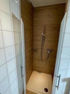 bagno con doccia e servizi igienici di Gulfhof Greetsiel a Greetsiel