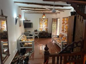 een woonkamer met 2 banken en een tv bij Le Grand Forest dreams Resort in Ukunda