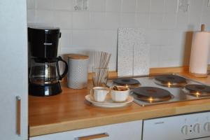 encimera de cocina con cafetera y tazas de café en Kietzspeicher App 37, en Waren