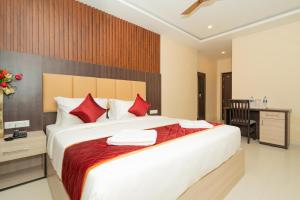 Postel nebo postele na pokoji v ubytování Hotel Brindavan Elite