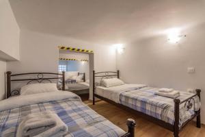 1 dormitorio con 2 camas y espejo en Bourgogne, en Atenas