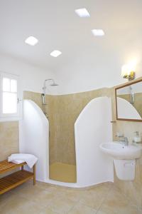 Ein Badezimmer in der Unterkunft Yakinthos Residence