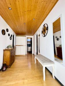 a room with a bench and a clock on a wall at Glishorn Blick in Brig