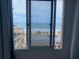 una ventana abierta con vistas a un campo en Adelaide Suite, en Fortaleza