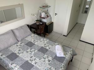 Un dormitorio con una cama con una toalla. en Adelaide Suite, en Fortaleza