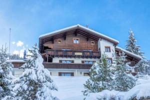 加舒恩Pension- Zigjam-Panorama Aussicht auf 1200m的一座大建筑前面有雪覆盖的树木