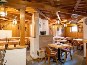 a restaurant with tables and chairs in a room at Alpinechalet Zigjam in Gaschurn