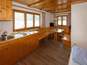 Pension- Zigjam-Panorama Aussicht auf 1200m的厨房或小厨房