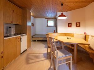 Pension- Zigjam-Panorama Aussicht auf 1200m的厨房或小厨房