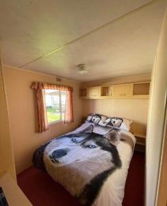 1 dormitorio con 2 camas en una habitación pequeña en Lovely 8 Berth Caravan In Skegness With Free Wi-fi, Ref 96023d, en Skegness