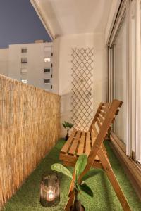 サン・グラティアンにあるA Piece of Homeの木製ベンチと鉢植えの植物のあるバルコニー