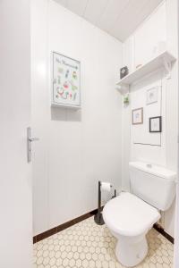 サン・グラティアンにあるA Piece of Homeの白いバスルーム(トイレ、シンク付)