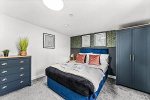 เตียงในห้องที่ Stylish Central Cardiff Abode - Sleeps 6