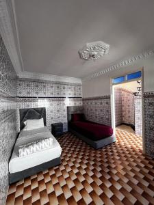 een slaapkamer met 2 bedden en een spiegel bij Medina Stars in Rabat