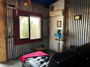 sala de estar con sofá y ventana en Hippie home!, en Maldonado