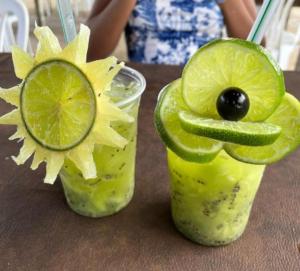 two cocktails with a lime and a black olive at Casa beira mar com piscina Coruripe Povoado Miai de cima in Coruripe