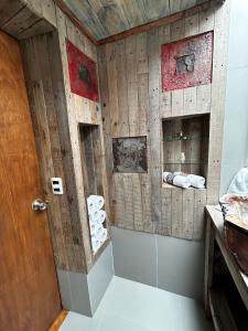 baño con pared de madera con papel higiénico en Hippie home!, en Maldonado