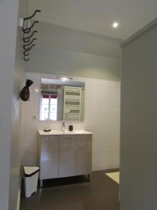 een badkamer met een wastafel en een spiegel bij Gites de Jeand'Heurs in Lisle-en-Rigault