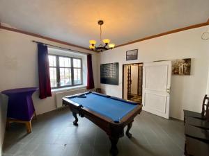 a room with a pool table and a window at GASTHAUS SCHLUCKENAU in Šluknov