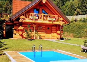 สระว่ายน้ำที่อยู่ใกล้ ๆ หรือใน Forest Glade Cottage - Koča na jasi