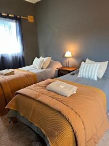 ein Hotelzimmer mit 2 Betten und einem Fenster in der Unterkunft Room in El Chalten