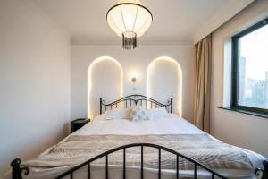 Postel nebo postele na pokoji v ubytování Shanghai Yi Du B&B - Family Suite located 500 meters away from Nanjing West Road Subway and near People's Square