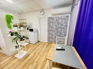 Una sala de estar con una mesa y una cocina. en Studio 21, en Varna