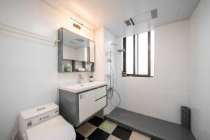 Kuchyň nebo kuchyňský kout v ubytování Shanghai Yi Du B&B - Family Suite located 500 meters away from Nanjing West Road Subway and near People's Square + 37 fotografií