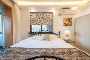 Postel nebo postele na pokoji v ubytování Shanghai Yi Du B&B - Family Suite located 500 meters away from Nanjing West Road Subway and near People's Square