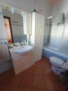y baño con lavabo, aseo y bañera. en Casa La Romana, en Aracena