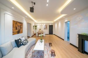 Posezení v ubytování Shanghai Yi Du B&B - Family Suite located 500 meters away from Nanjing West Road Subway and near People's Square