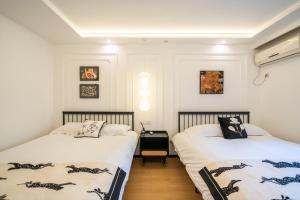 Postel nebo postele na pokoji v ubytování Shanghai Yi Du B&B - Family Suite located 500 meters away from Nanjing West Road Subway and near People's Square