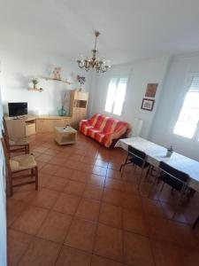 sala de estar con sofá y mesa en Casa La Romana, en Aracena