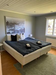 Un dormitorio con una cama grande con dos sombreros. en Trevligt hus i mysiga Mollösund Tången, en Mollösund