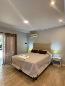 sypialnia z dużym łóżkiem w pokoju w obiekcie Quinta con piscina Laguna Sur Bitcoins House w mieście Corrientes