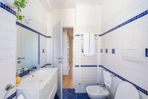 Ванна кімната в Moderno quadrilocale, ultimo piano