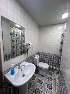 y baño con lavabo y aseo. en Rumi Hotel & Hostel, en Bukhara