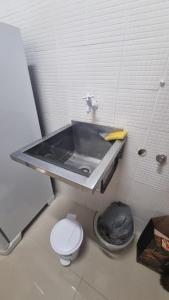 een badkamer met een wastafel en een toilet bij Apê in Copacabana in Rio de Janeiro