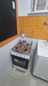 een keuken met een kookplaat in de kamer bij Apê in Copacabana in Rio de Janeiro