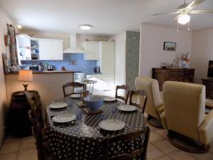 ein Esszimmer und eine Küche mit einem Tisch und Stühlen in der Unterkunft Royan - MAISON de PLAIN-PIED avec jardin clos - QUARTIER RESIDENTIEL in Royan