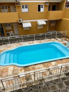 an overhead view of a swimming pool in front of a building at Apartamento Francês in Marechal Deodoro