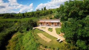 una vista aerea di una casa in un campo di Agriturismo La Perlara - Adults Only a Verona