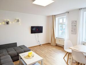 sala de estar con sofá y mesa en Urlaubsmagie - Große Wohnung für bis zu 10 Personen - F4 en Sebnitz