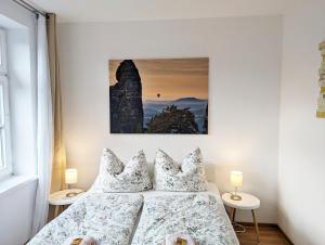 a bedroom with a bed and a picture on the wall at Urlaubsmagie - Große Wohnung für bis zu 10 Personen - F4 in Sebnitz