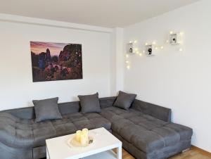 sala de estar con sofá y mesa en Urlaubsmagie - Große Wohnung für bis zu 10 Personen - F4, en Sebnitz