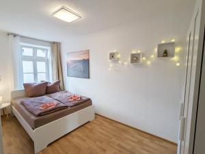 1 dormitorio con 1 cama en una habitación con ventana en Urlaubsmagie - Große Wohnung für bis zu 10 Personen - F4 en Sebnitz