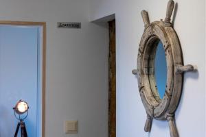 un espejo colgado en una pared junto a una puerta en Hafenhaus Kapitänsdeck, en Waren