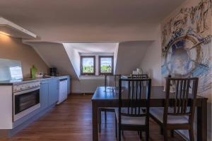 cocina con mesa y sillas en una habitación en Hafenhaus Kapitänsdeck, en Waren